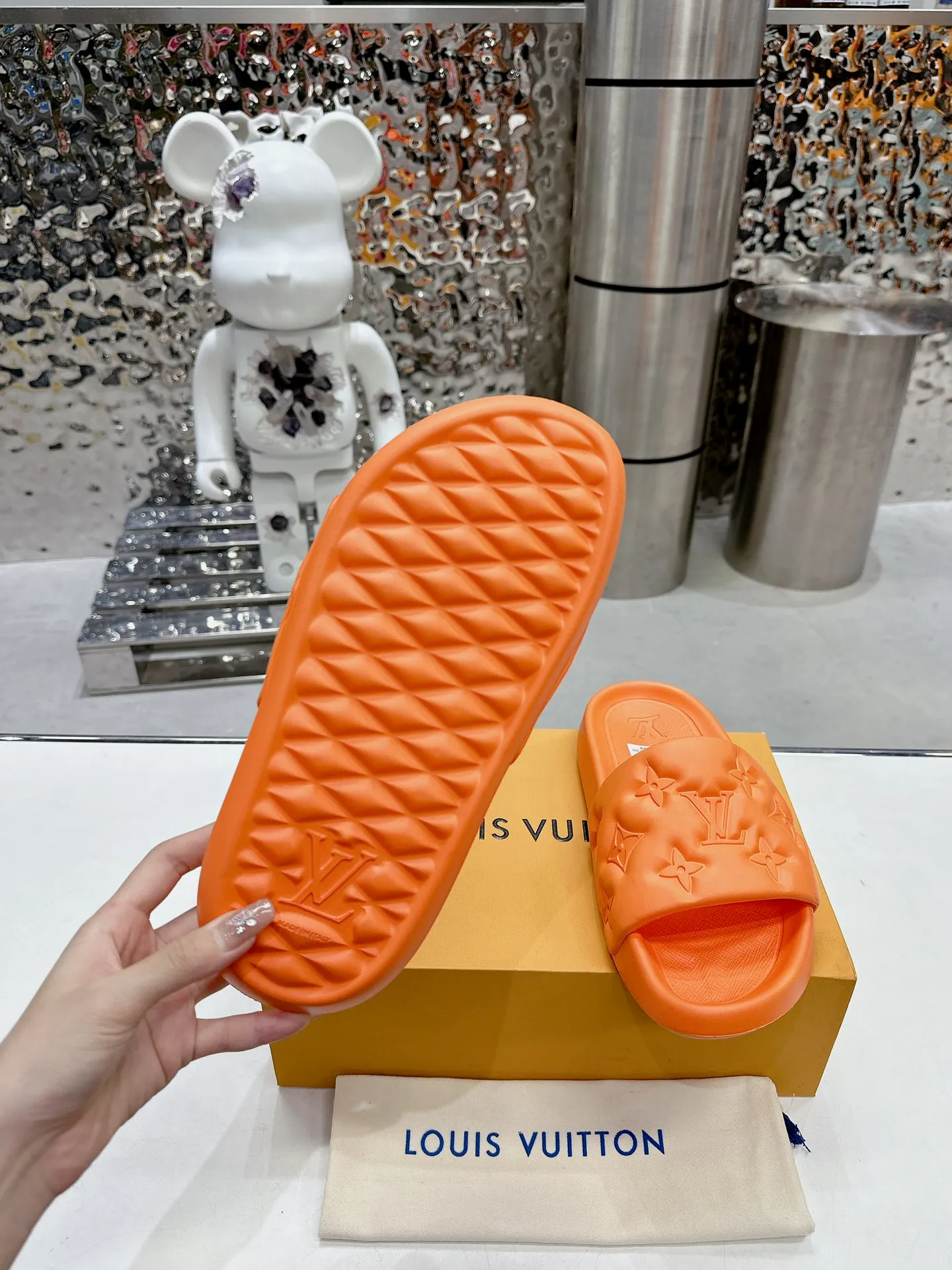 [L Home] P: 280💰 ▪️Shoe size: Women's 35-40 Men's 38-46▪️Packaging: Counter top quality~original packaging 𝟐𝟎𝟐5 Louis Vuitton counter's new embossed slippers, lv monogram embossed slippers, Waterfront sandals are back with a new look, and the upper buckle is embossed with lv's iconic Monogram pattern. Made of waterproof rubber with a comfortable and resilient insole. The lightweight, flexible outsole is embossed with the Louis Vuitton logo. ▪️Fabric: Original molded rubber foam surface ▪️Technology: embossed logo ▪️Sole: Original molded rubber foam outsole ▪️Sole thickness: 3CM.